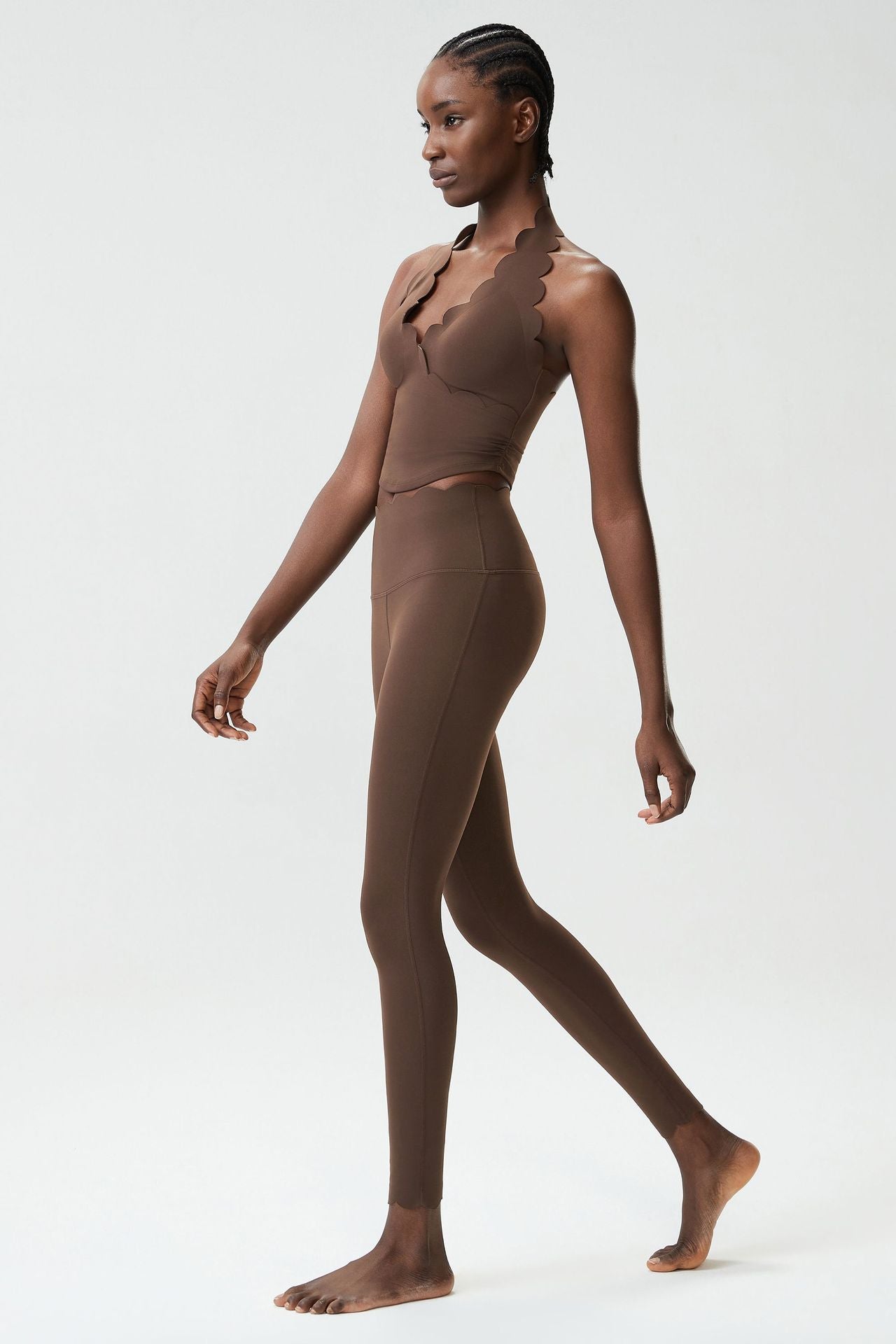 01/2026 Conjunto de ropa de yoga de talla grande, ajustado, con cuello halter y un sutil toque nude, conjunto deportivo de dos piezas para mujer.