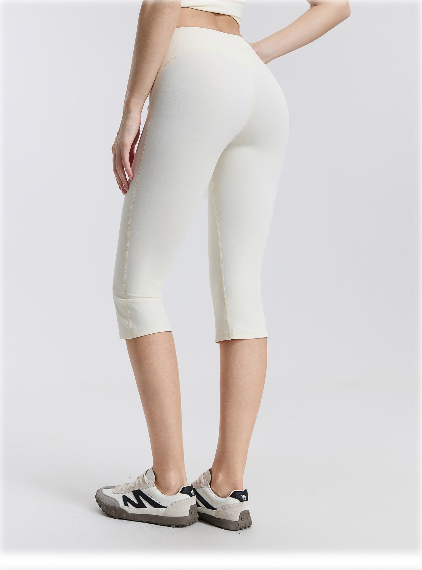 01/2026 Low-rise, wide-leg, slightly flared yoga shorts, feminine, slimming, tight-fitting sports capri shorts, figure-flattering and butt-lifting shorts