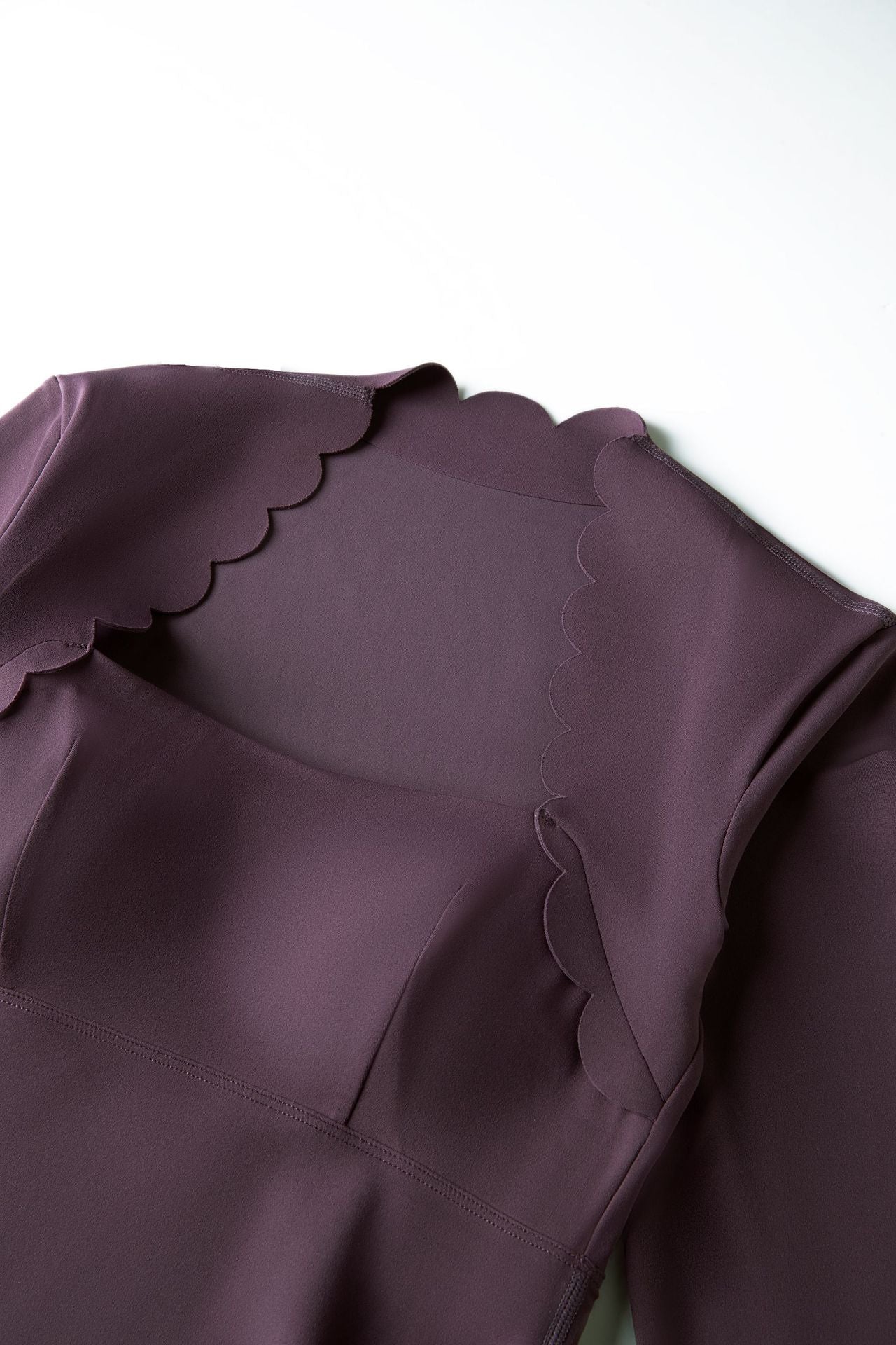 01/2026 Mono de yoga de tallas grandes para mujer con líneas onduladas, diseñado para evitar problemas de vestuario, adecuado para correr al aire libre y hacer ejercicio.