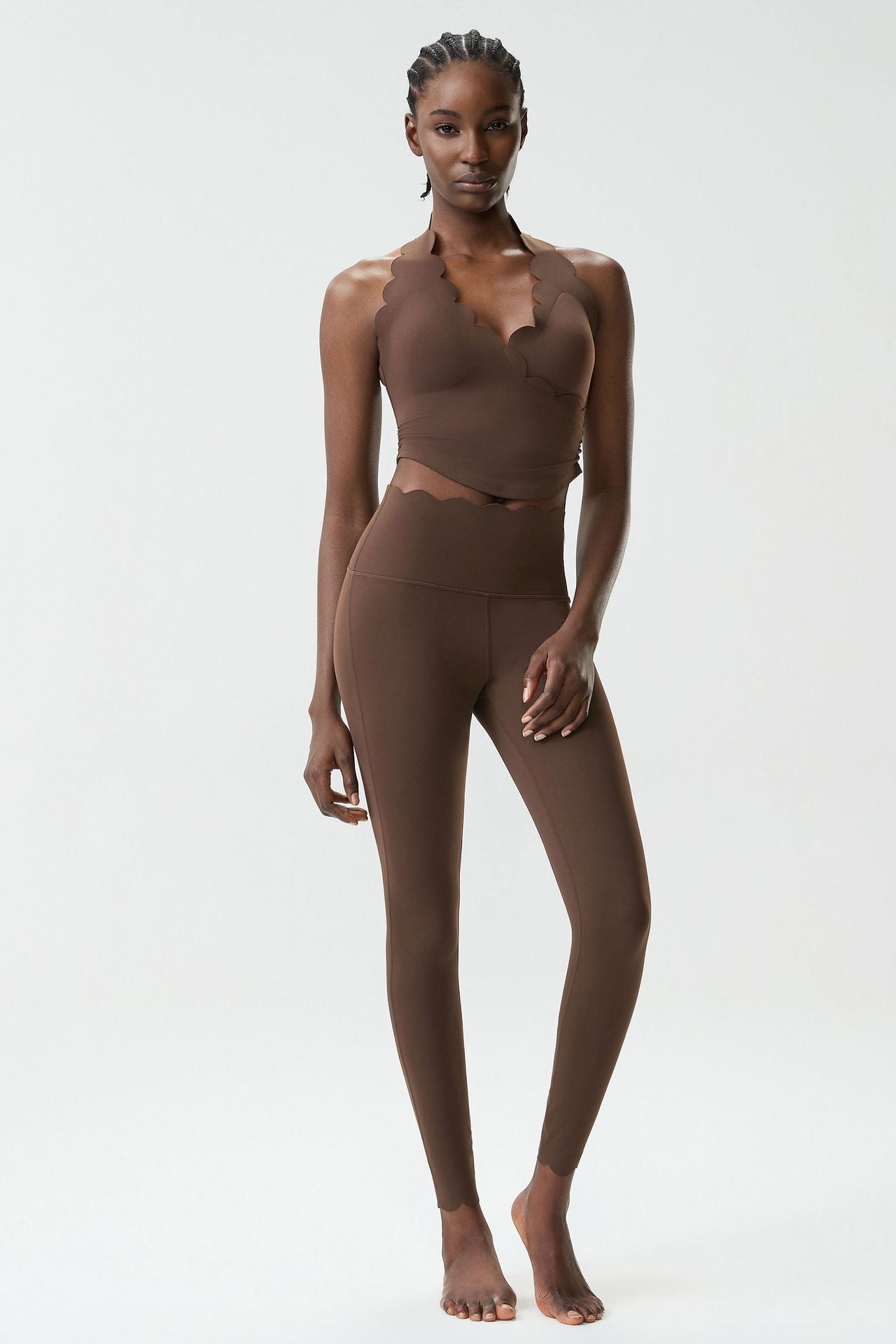 01/2026 Conjunto de ropa de yoga de talla grande, ajustado, con cuello halter y un sutil toque nude, conjunto deportivo de dos piezas para mujer.