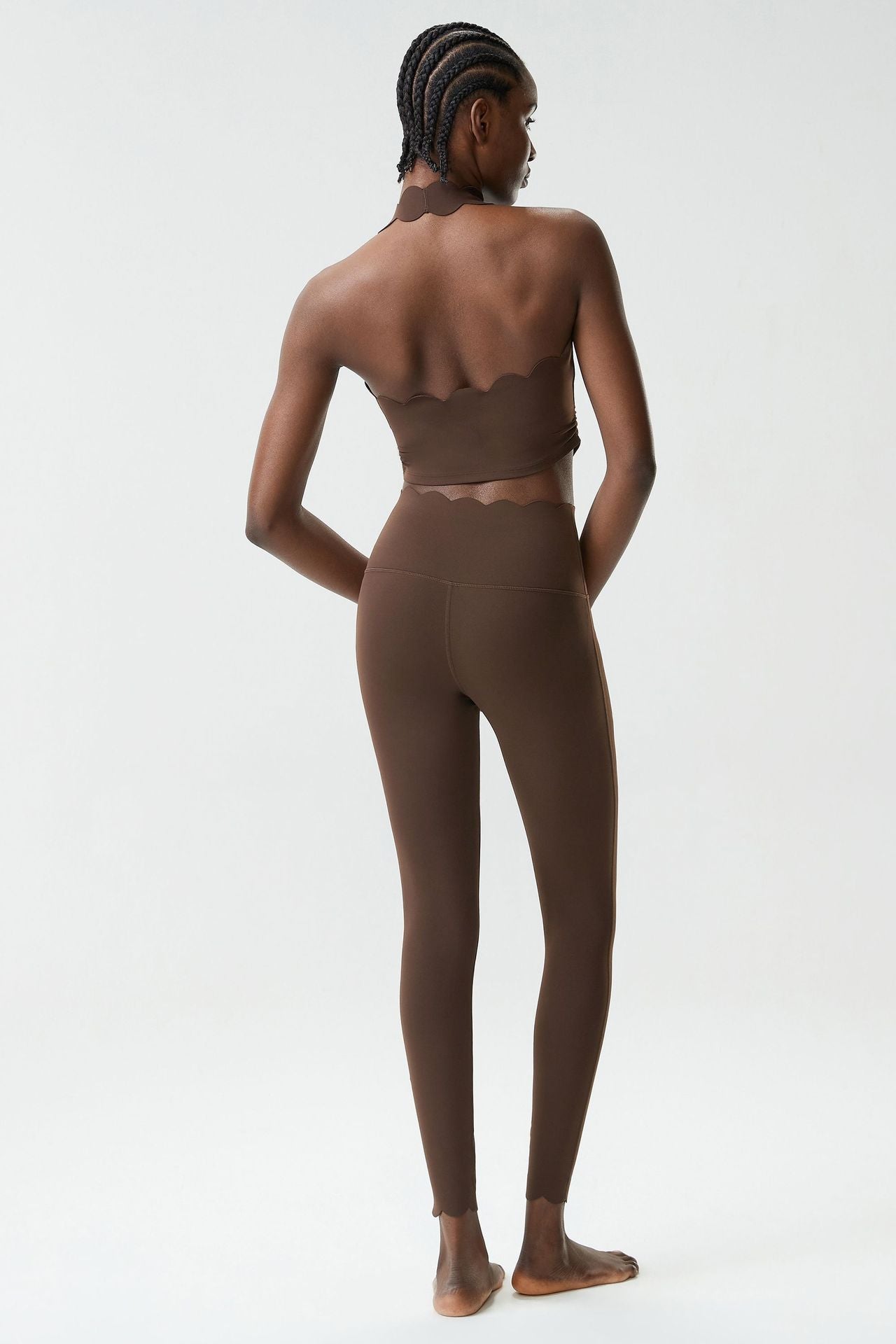01/2026 Conjunto de ropa de yoga de talla grande, ajustado, con cuello halter y un sutil toque nude, conjunto deportivo de dos piezas para mujer.