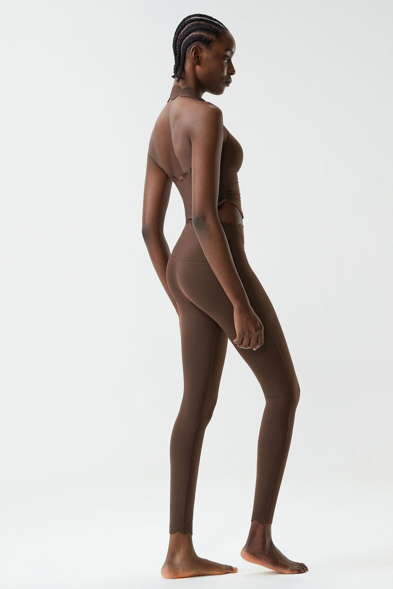 01/2026 Conjunto de ropa de yoga de talla grande, ajustado, con cuello halter y un sutil toque nude, conjunto deportivo de dos piezas para mujer.