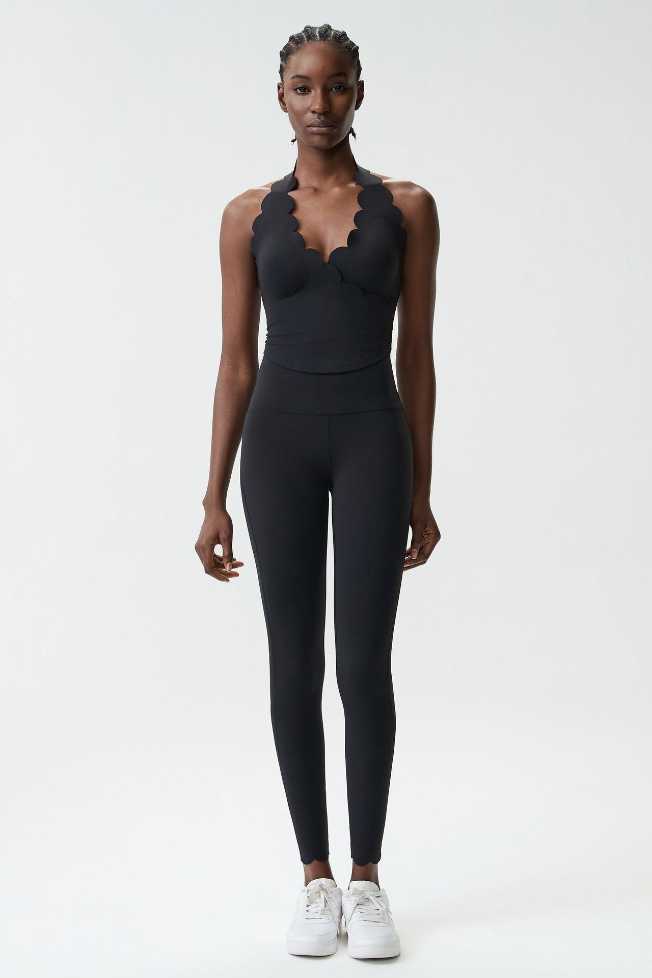 01/2026 Conjunto de ropa de yoga de talla grande, ajustado, con cuello halter y un sutil toque nude, conjunto deportivo de dos piezas para mujer.