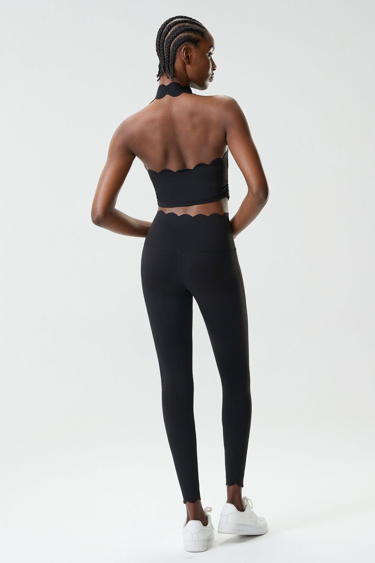 01/2026 Conjunto de ropa de yoga de talla grande, ajustado, con cuello halter y un sutil toque nude, conjunto deportivo de dos piezas para mujer.