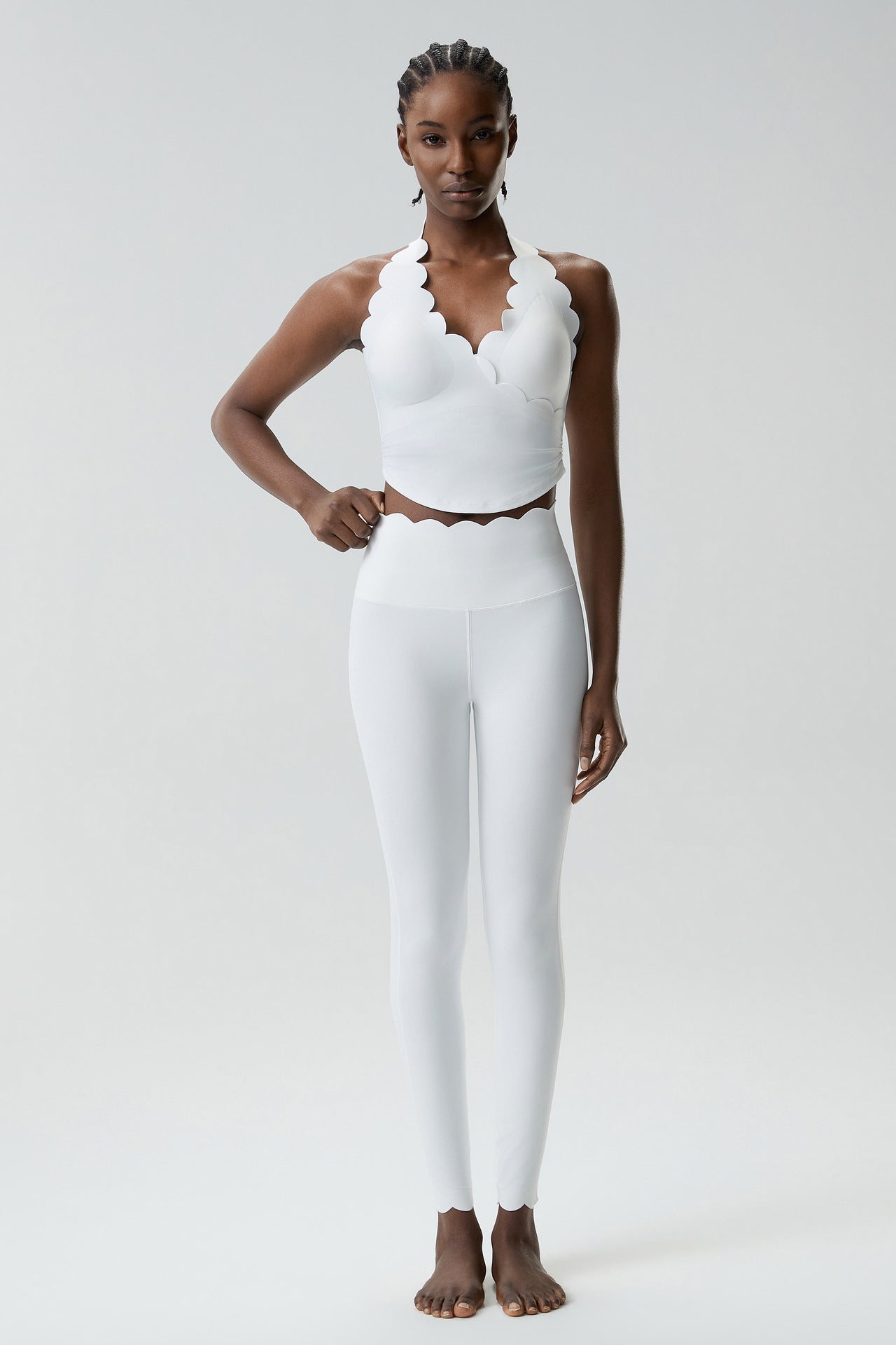 01/2026 Conjunto de ropa de yoga de talla grande, ajustado, con cuello halter y un sutil toque nude, conjunto deportivo de dos piezas para mujer.