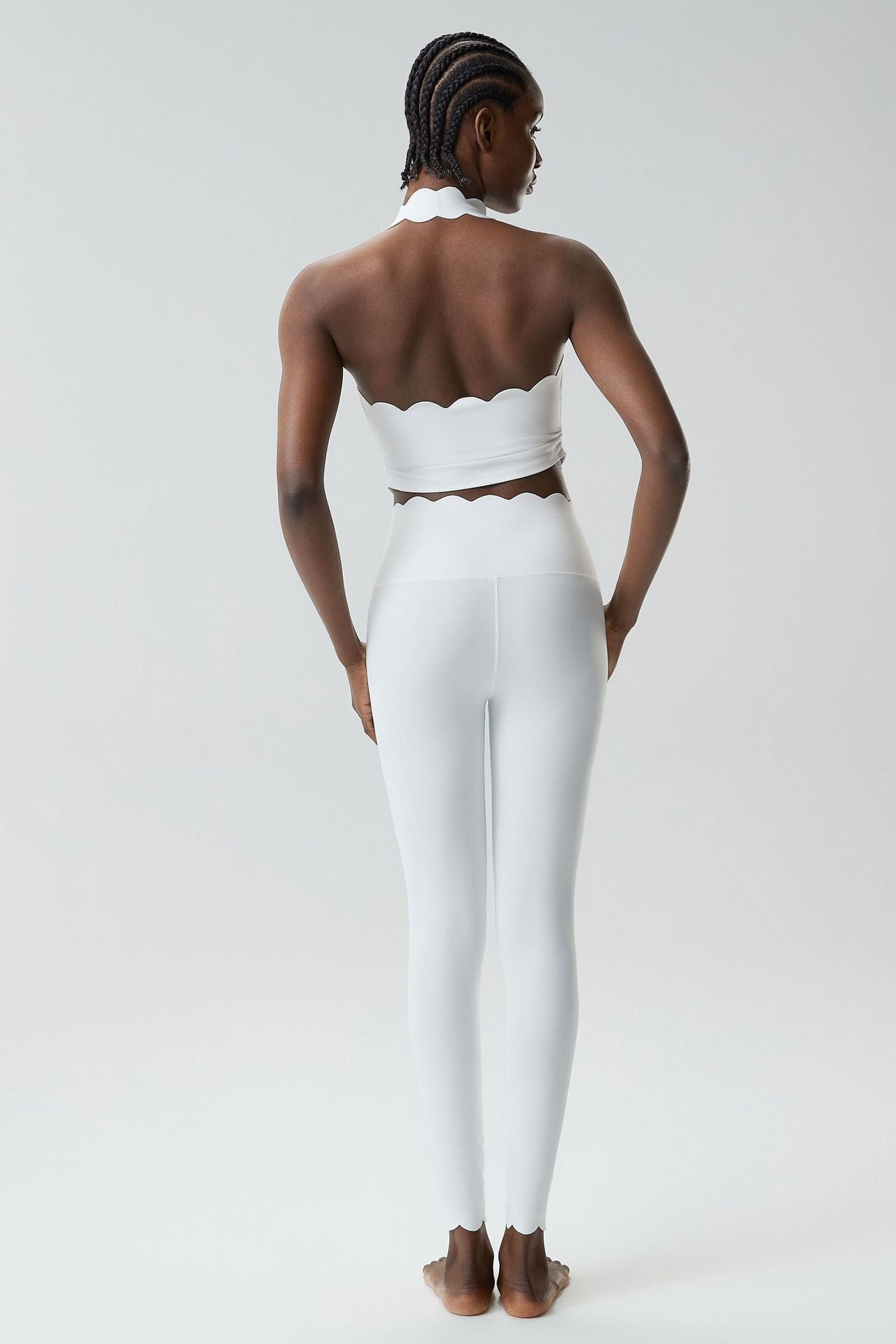 01/2026 Conjunto de ropa de yoga de talla grande, ajustado, con cuello halter y un sutil toque nude, conjunto deportivo de dos piezas para mujer.