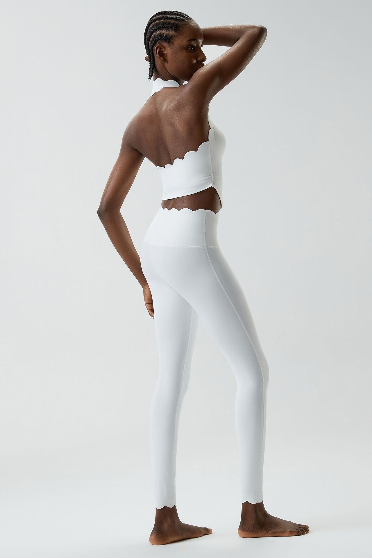 01/2026 Conjunto de ropa de yoga de talla grande, ajustado, con cuello halter y un sutil toque nude, conjunto deportivo de dos piezas para mujer.