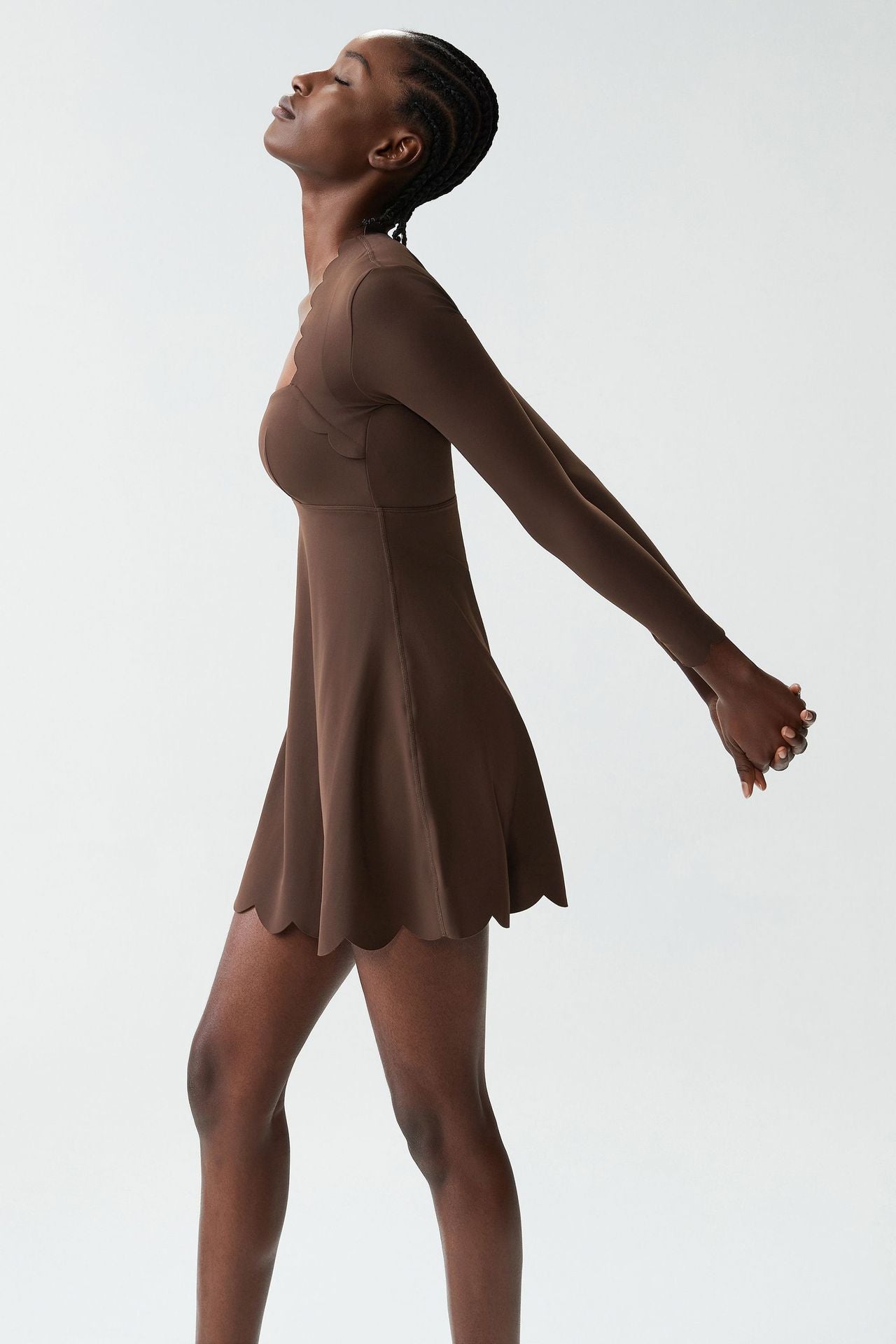 01/2026 Mono de yoga de tallas grandes para mujer con líneas onduladas, diseñado para evitar problemas de vestuario, adecuado para correr al aire libre y hacer ejercicio.