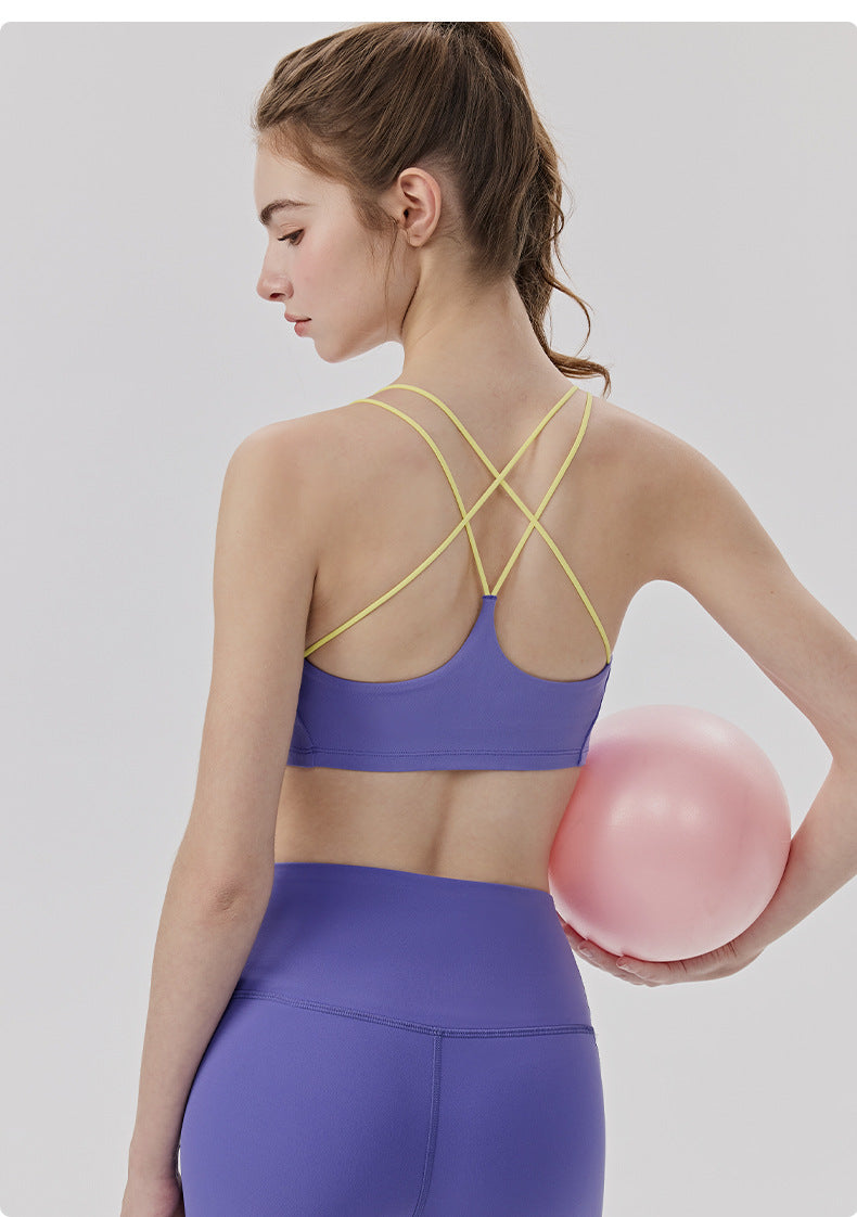 01/2026 Sujetador de yoga que absorbe el sudor y de secado rápido con copas fijas, diseño cruzado en la espalda con bloques de color, ajuste ligero y cómodo, chaleco deportivo para mujer.