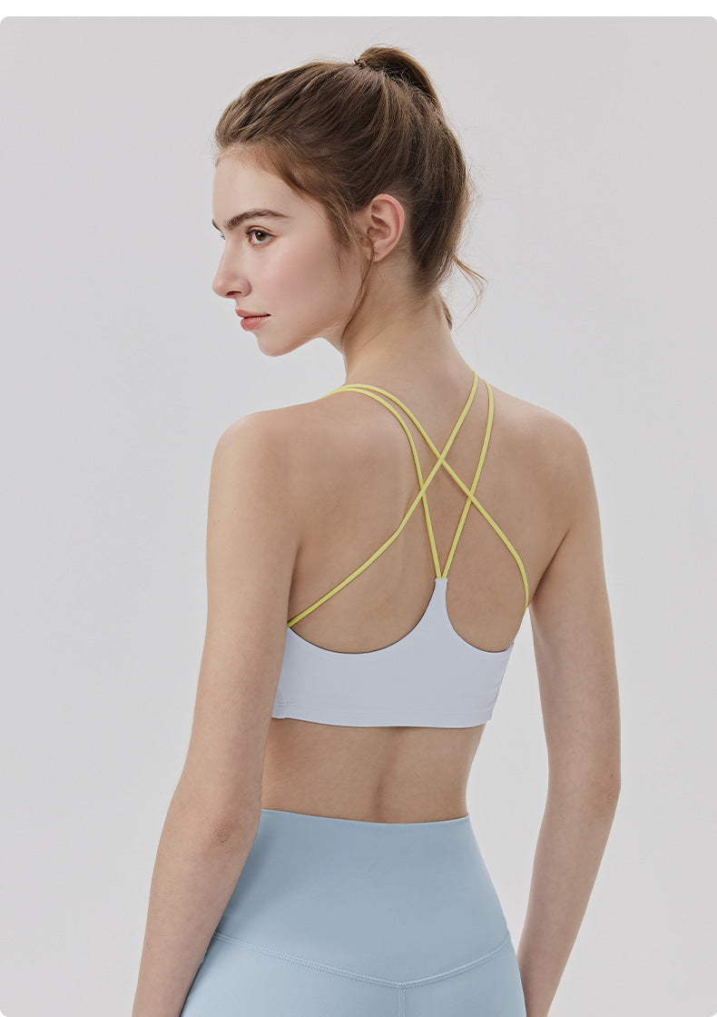 01/2026 Sujetador de yoga que absorbe el sudor y de secado rápido con copas fijas, diseño cruzado en la espalda con bloques de color, ajuste ligero y cómodo, chaleco deportivo para mujer.