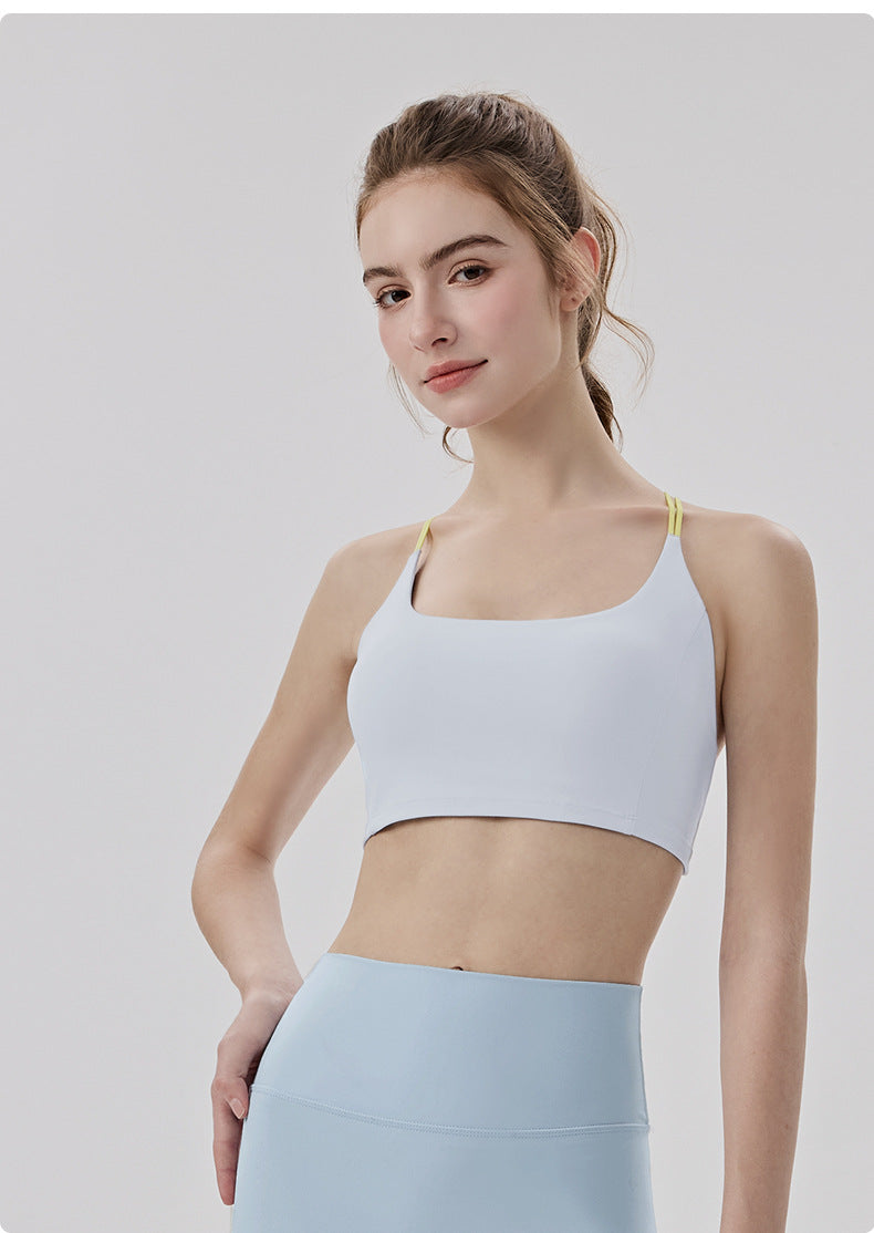 01/2026 Sujetador de yoga que absorbe el sudor y de secado rápido con copas fijas, diseño cruzado en la espalda con bloques de color, ajuste ligero y cómodo, chaleco deportivo para mujer.