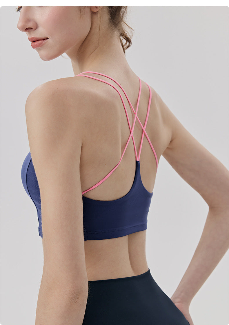 01/2026 Sujetador de yoga que absorbe el sudor y de secado rápido con copas fijas, diseño cruzado en la espalda con bloques de color, ajuste ligero y cómodo, chaleco deportivo para mujer.