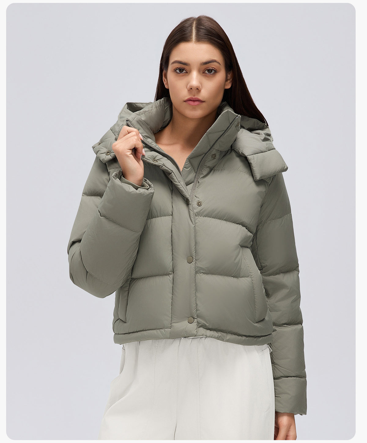 Wholesale Women’s Short Puffer Jacket D26149 | Warm Wind-Resistant Hooded Down Coat for Petite Sizes | fouregg