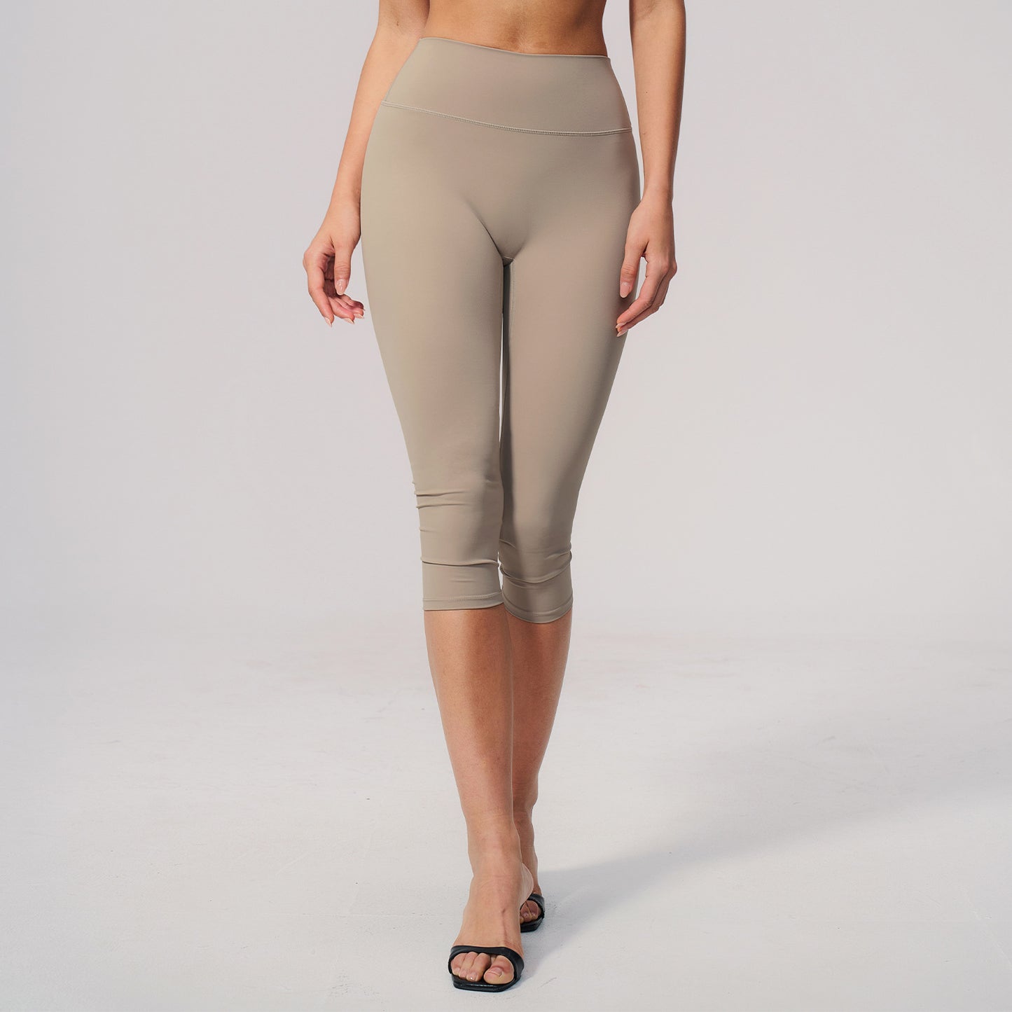 01/2026 Nuevo estilo de pantalón capri de yoga de talle medio con efecto cepillado, cintura alta y ajuste ceñido para estilizar la figura. Perfecto para hacer ejercicio, actividades al aire libre y fitness. Talla de mujer 5529.